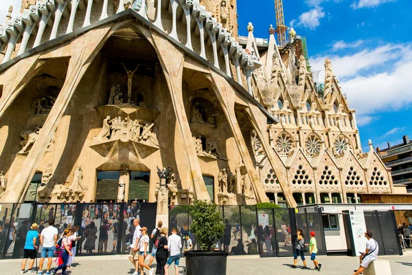 スペイン バルセロナ2019年9月20日ファサードの近くを歩く人々アントニ ガウディが設計し ユネスコの世界遺産に登録されているスペイン バルセロナのローマ カトリック大聖堂 サグラダ ファミリア — ストック写真