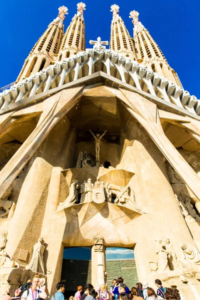 Barcelona Espanha Setembro 2019 Pessoas Caminhando Perto Fachada Sagrada Famlia — Fotografia de Stock