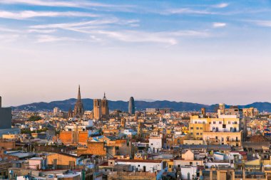 Barselona manzarasının en üst panoramik manzarası. Avrupa, Barselona, İspanya. Arkaplanda tarihi binalar.