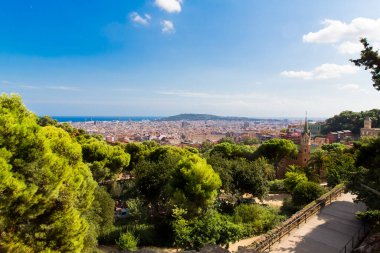 Barselona, Katalonya, İspanya, 21 Eylül 2019. Guell Parkı 'ndan Barselona manzarası mimar Antoni Gaudi tarafından tasarlanmıştır..