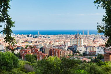 Barselona, Katalonya, İspanya, 21 Eylül 2019. Guell Parkı 'ndan Barselona manzarası mimar Antoni Gaudi tarafından tasarlanmıştır..