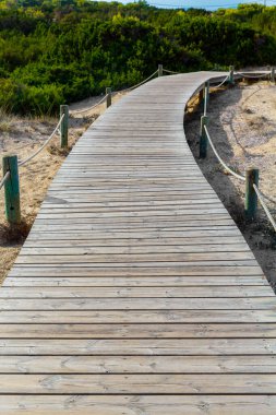 Formentera, İspanya, Akdeniz kıyısındaki tahta yol..
