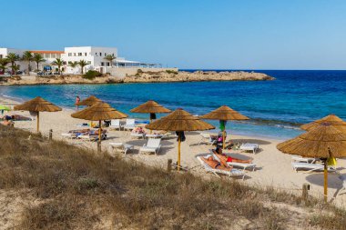 Formentera, İspanya, Akdeniz 15 Eylül 2019. Bilinmeyen insanlar güneşli bir günde plajda dinleniyorlar..