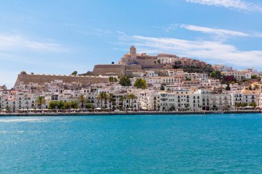 İbiza, İspanya, Akdeniz 15 Eylül 2019. İbiza kıyılarına demirlemiş yatların deniz manzarası.