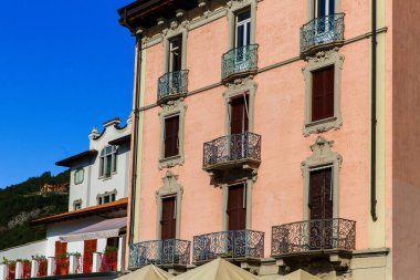 Varenna, Como Gölü, İtalya, 20 Eylül 2019. Varenna 'da eski bir evin cephesi, Como Gölü' nde küçük bir kasaba, İtalya