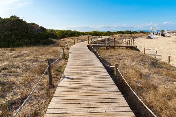 スペインのフォルメンテラ沖 地中海の木製の板道 — ストック写真