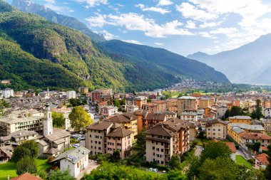Chiavenna, Sondrio, Lombardy, İtalya 16 Eylül 2019. Alpler arasındaki vadideki küçük Chiavenna kasabasının en üst manzarası..