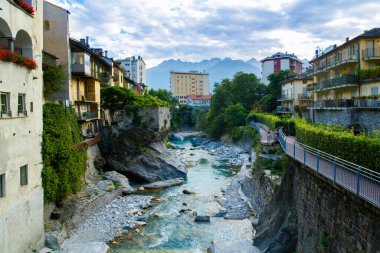 Chiavenna, Sondrio, Lombardia, İtalya 16 Eylül 2019. Chiavenna 'daki Mera Nehri, İtalya' nın Como gölünde küçük bir kasaba.
