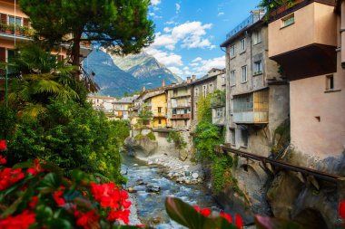 Chiavenna, Sondrio, Lombardia, İtalya 16 Eylül 2019. Chiavenna 'daki Mera Nehri, İtalya' nın Como gölünde küçük bir kasaba.