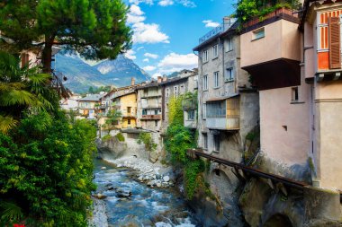 Chiavenna, Sondrio, Lombardia, İtalya 16 Eylül 2019. Chiavenna 'daki Mera Nehri, İtalya' nın Como gölünde küçük bir kasaba.