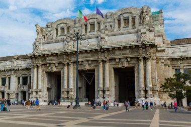 Chiavenna, Sondrio, Lombardy, İtalya 16 Eylül 2019. İtalya 'nın Como gölünde küçük bir kasaba olan Chiavenna' daki tren istasyonunun önündeki meydan.