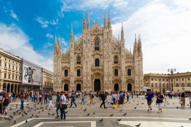 Milan, İtalya 19 Eylül 2019. Güneşli bir günde Meydan Piazza Duomo 'da bilinmeyen insanlar. Arka planda Milan Katedrali Duomo di Milano (Cattedrale di Santa Maria Nascente) ve Vittorio Emanuele galerisi yer almaktadır..