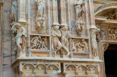 Milan, İtalya 19 Eylül 2019. Meydan 'daki Milan Katedrali Duomo di Milano (Cattedrale di Santa Maria Nascente) cephesinin detayları.