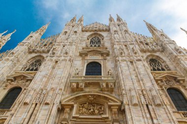 Milan, İtalya 19 Eylül 2019. Meydan 'daki Milan Katedrali Duomo di Milano (Cattedrale di Santa Maria Nascente) cephesinin detayları.