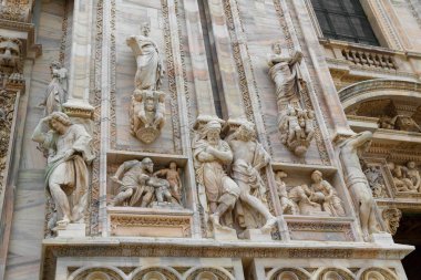 Milan, İtalya 19 Eylül 2019. Meydan 'daki Milan Katedrali Duomo di Milano (Cattedrale di Santa Maria Nascente) cephesinin detayları.