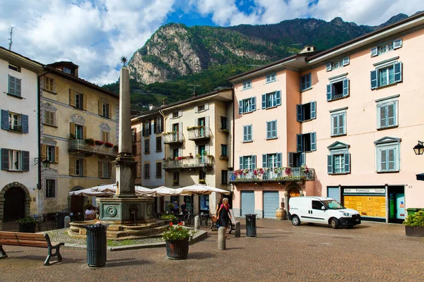 Chiavenna, Sondrio, Lombardy, İtalya 16 Eylül 2019. Sokaklar Rodolfo Pestalozzi şehir meydanında yerli ve turistlerle dolu.