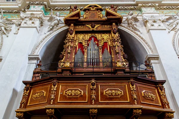 Varenna, Como Gölü, İtalya 20 Eylül 2019. İtalyan Katedrali 'nin göz kamaştırıcı iç mekanı. Organ.