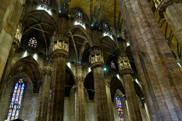 Milan, İtalya 19 Eylül 2019. Milano Katedrali Duomo di Milano (Cattedrale di Santa Maria Nascente) Saint Mary 'nin Doğumu Başyapıtı