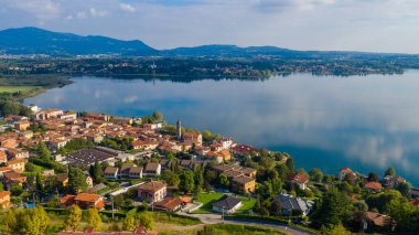 İtalya 'da Como Gölü kıyısındaki küçük bir kasabanın insansız hava aracı manzarası..