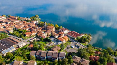 İtalya 'da Como Gölü kıyısındaki küçük bir kasabanın insansız hava aracı manzarası..