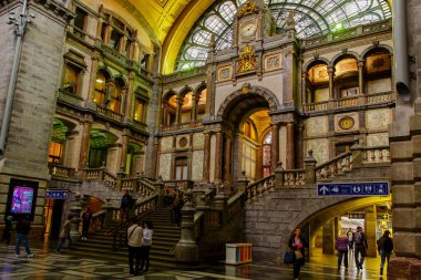 ANTWERP, BELGIUM - 2 Ekim 2019: Antwerp Centraal Station Antwerpen, Belçika 'daki anıtsal Merkez Tren İstasyonu' nun İçişleri 'nde bilinmeyen kişiler.