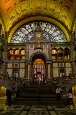 ANTWERP, BELGIUM - 2 Ekim 2019: Antwerp Centraal Station Antwerpen, Belçika 'daki anıtsal Merkez Tren İstasyonu' nun İçişleri 'nde bilinmeyen kişiler.