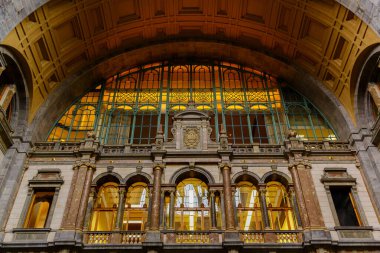 ANTWERP, BELGIUM - 2 Ekim 2019: Antwerp 'teki anıtsal Merkez Tren İstasyonu (Centraal Station Antwerpen), Belçika.