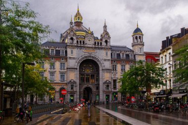 ANTWERP, BELGIUM - 2 Ekim 2019: Antwerp 'teki anıtsal Merkez Tren İstasyonu (Centraal Station Antwerpen), Belçika.