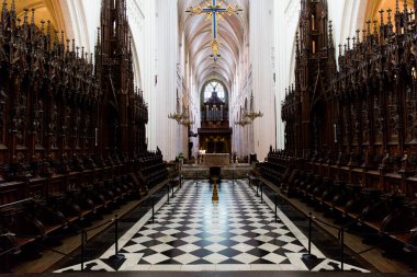 ANTWERP, BELGIUM - 2 Ekim 2019: İç mekan, tablolar, boyalı cam ve Belçika 'nın Antwerp kentindeki Notre Madame d' Anvers katedralinin detayları