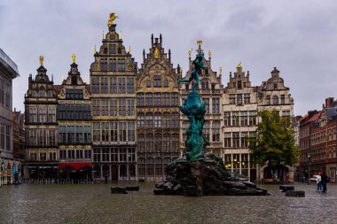 ANTWERP, BELGIUM - 2 Ekim 2019: Brabo Fountain in the rain day on the Grote Markt -Central Square of the city. Loncalar İnşa Etmek.