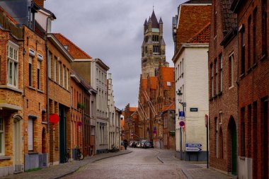 Bruges, Flanders, Belçika, Avrupa - 1 Ekim 2019. Brugge 'deki antik ortaçağ sokağındaki eski tuğlalardan yapılmış ortaçağ antik evleri (Brugge)