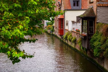 Bruges, Flanders, Belçika, Avrupa - 1 Ekim 2019. Brüksel 'in (Brugge) Batı Flanders ilindeki eski tuğla ve su kanallarından yapılmış ortaçağ antik evleri, Belçika.
