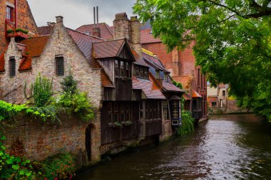 Bruges, Flanders, Belçika, Avrupa - 1 Ekim 2019. Brüksel 'in (Brugge) Batı Flanders ilindeki eski tuğla ve su kanallarından yapılmış ortaçağ antik evleri, Belçika.