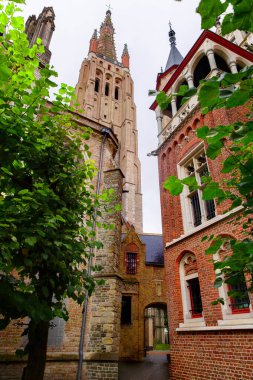 Bruges, Flanders, Belçika, Avrupa - 1 Ekim 2019. Brugge 'deki eski ortaçağ sokağındaki eski tuğlalardan yapılmış Aziz Salvator Katedrali. Katedral, Verrezen Zaligmaker ve Reims Saint-Donatius 'a adanmıştır..