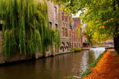 Bruges, Flanders, Belçika, Avrupa - 1 Ekim 2019. Brugge 'ün sonbaharında eski tuğlalardan ve su kanallarından yapılmış ortaçağ antik evleri (Brugge)