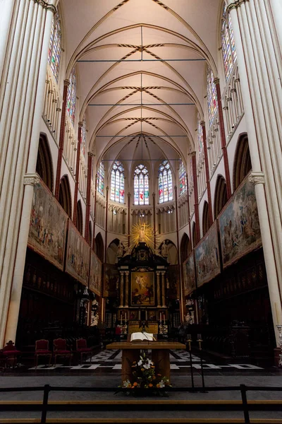 ブルージュ フランダース ベルギー ヨーロッパ 10月1 2019 内部聖サルヴァトール大聖堂は ブルージュの古代中世の通りにある古いレンガで作られています 大聖堂はヴェレツェン ザリグメーカーとランスの聖ドナティウスに捧げられています — ストック写真
