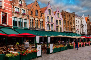 Bruges, Flanders, Belçika, Avrupa - 1 Ekim 2019. Brugge 'deki Ortaçağ Antik Pazar Meydanı' nda (Pazar Meydanı) sonbaharda bilinmeyen insanlar