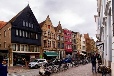 Bruges, Flanders, Belçika, Avrupa - 1 Ekim 2019. Brugge 'deki Ortaçağ Antik Pazar Meydanı' nda (Pazar Meydanı) sonbaharda bilinmeyen insanlar