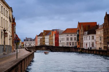 Bruges, Flanders, Belçika, Avrupa - 1 Ekim 2019. Sonbaharda Bruges 'deki eski tuğlalardan ve kanallardan yapılmış ortaçağ antik evleri