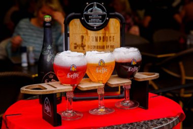 Bruges, Flanders, Belçika, Avrupa - 1 Ekim 2019. Geleneksel Belçika Brüj Bira Tadım Kurulu (Brugge) Belçika zanaat biraları: ahşap bardak tutacağında üç bardak.
