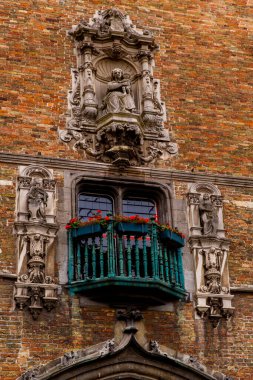 Bruges, Flanders, Belçika, Avrupa - 1 Ekim 2019. Bruges 'de (Brugge) antik sokaklardaki ortaçağ eski tuğla evlerinin ön cephelerinin detayları