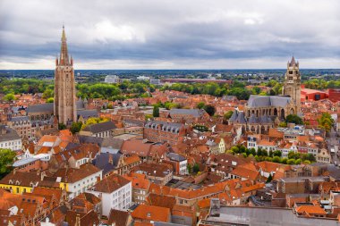 Bruges, Flanders, Belçika, Avrupa - 1 Ekim 2019. Ortaçağ dünya mirası şehri Bruges 'ün (Brugge) sonbahar manzarası çan kulesinden. Meryem Kilisesi (Vrouwekerk) ve St. Salvator Katedrali 'nin havadan görünüşü