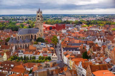 Bruges, Flanders, Belçika, Avrupa - 1 Ekim 2019. Ortaçağ dünya mirası şehri Bruges 'ün (Brugge) sonbahar manzarası çan kulesinden. St. Salvator Katedrali 'nin havadan görünüşü
