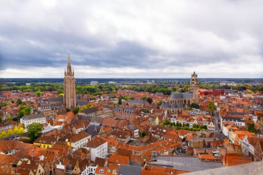 Bruges, Flanders, Belçika, Avrupa - 1 Ekim 2019. Ortaçağ dünya mirası şehri Bruges 'ün (Brugge) sonbahar manzarası çan kulesinden. Meryem Kilisesi (Vrouwekerk) ve St. Salvator Katedrali 'nin havadan görünüşü