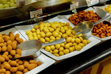 Bruges, Flanders, Belçika, Avrupa - 1 Ekim 2019. Belçika 'da geleneksel bir çikolata dükkanında Belçika çikolatası. Dükkan vitrininde çikolatalı şeker. Çikolatanın yanında dur..