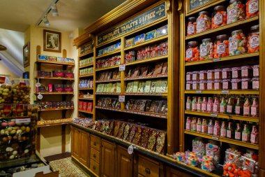 Bruges, Flanders, Belçika, Avrupa - 1 Ekim 2019. Belçika 'da geleneksel bir çikolata dükkanında Belçika çikolatası. Dükkan vitrininde çikolatalı şeker. Çikolatanın yanında dur..