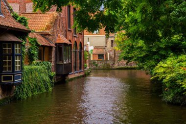 Bruges, Flanders, Belçika, Avrupa - 1 Ekim 2019. Brüksel 'in (Brugge) Batı Flanders ilindeki eski tuğla ve su kanallarından yapılmış ortaçağ antik evleri, Belçika.