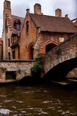 Bruges, Flanders, Belçika, Avrupa - 1 Ekim 2019. Brüksel 'in (Brugge) Batı Flanders ilindeki eski tuğla ve su kanallarından yapılmış ortaçağ antik evleri, Belçika.