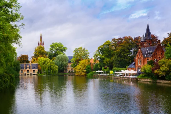 Bruges, Flanders, Belçika, Avrupa - 1 Ekim 2019. Sonbahar Bruges 'de aşk gölünün kıyısındaki ortaçağ şatosu (Brugge)
