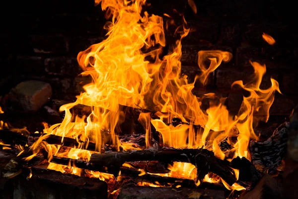 Fuego Ardiendo Una Chimenea Ladrillo Llamas Rojas Amarillas —  Fotos de Stock